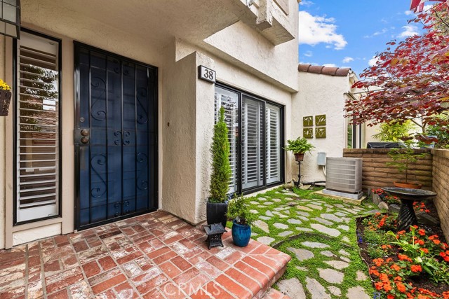 Image 2 of 33 For 38 Navarre  138