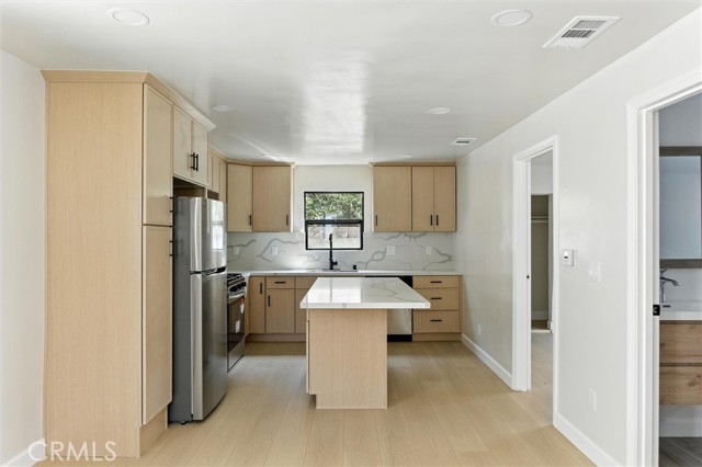 1170 Wilton, Hollywood CA: https://media.crmls.org/medias/c044986a-81ef-43cc-b4fb-869b990d15a6.jpg