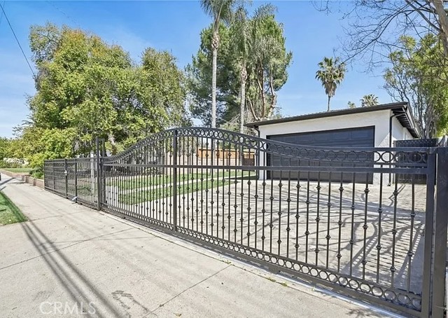 Detail Gallery Image 2 of 15 For 8814 Haskell Ave, North Hills,  CA 91343 - 3 Beds | 2 Baths