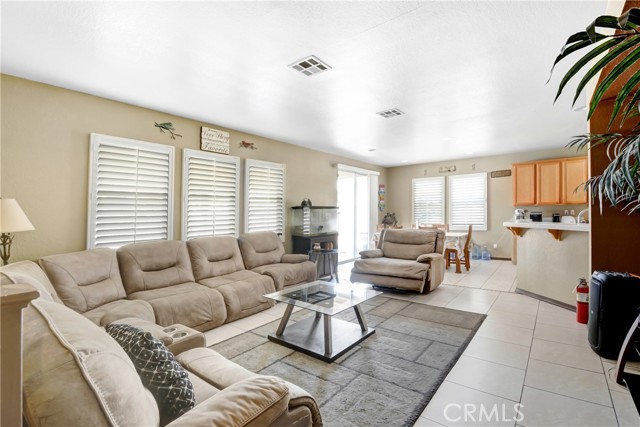 Detail Gallery Image 4 of 16 For 1053 Indiangrass Dr, Hemet,  CA 92545 - 5 Beds | 2/1 Baths
