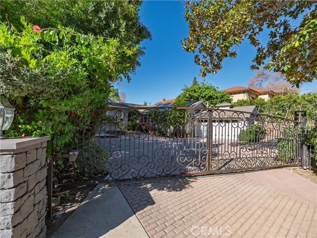 Detail Gallery Image 2 of 65 For 4539 Hayvenhurst, Encino,  CA 91436 - 3 Beds | 3 Baths