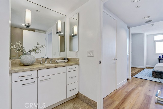 Detail Gallery Image 32 of 55 For 13600 Marina Pointe Dr #905,  Marina Del Rey,  CA 90292 - 2 Beds | 2/1 Baths