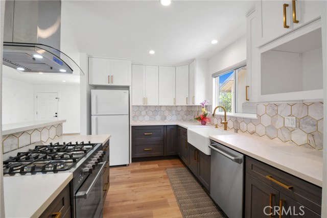 6091 Larchwood Drive, Huntington Beach CA: https://media.crmls.org/medias/c0505c22-c291-45d4-9f76-2930dce76884.jpg