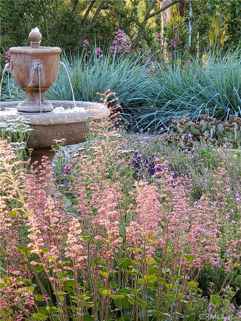 https://media.crmls.org/medias/c05294f5-9892-47fc-a435-60f5491d2ae9.jpg?preset=X-Large