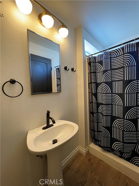 Detail Gallery Image 12 of 26 For 19432 Hartland St, Reseda,  CA 91335 - 3 Beds | 2 Baths