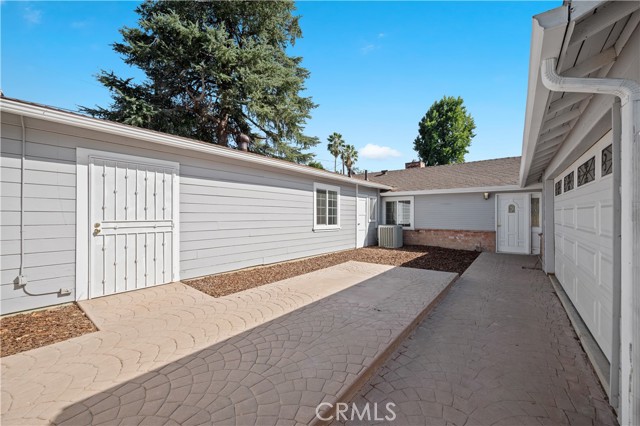 Detail Gallery Image 5 of 73 For 7445 Balcom Ave, Reseda,  CA 91335 - 4 Beds | 2 Baths
