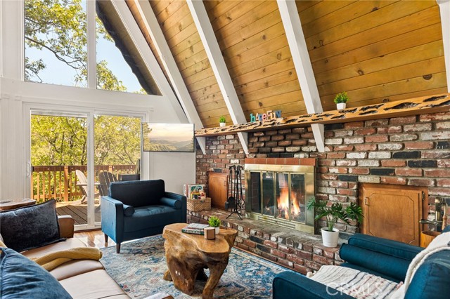 1296 Calgary Drive, Lake Arrowhead CA: https://media.crmls.org/medias/c056070e-f54e-4f37-af4d-2ea13f4b0433.jpg