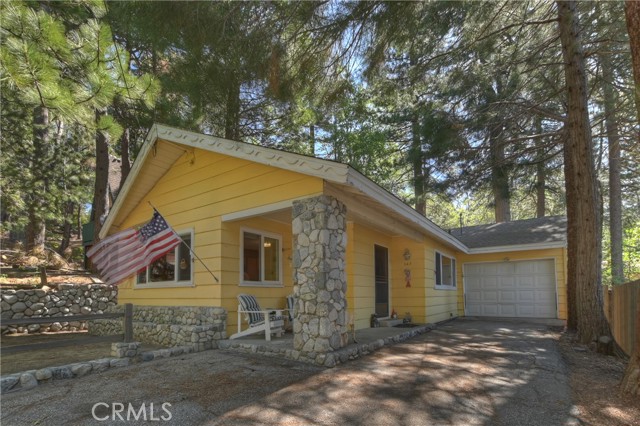 Detail Gallery Image 1 of 24 For 943 Meadowbrook, Lake Arrowhead,  CA 92325 - 2 Beds | 2 Baths