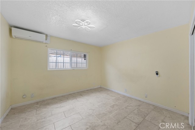 Detail Gallery Image 4 of 44 For 13032 S Main St, Los Angeles,  CA 90061 - 4 Beds | 2 Baths