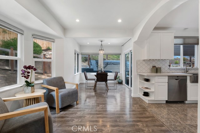 Detail Gallery Image 3 of 29 For 19419 Oxnard St, Tarzana,  CA 91356 - 4 Beds | 4 Baths