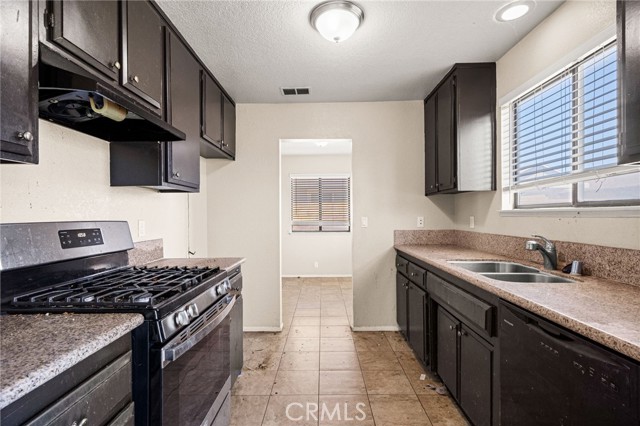 Detail Gallery Image 12 of 31 For 4745 Karling Pl, Palmdale,  CA 93552 - 3 Beds | 2/1 Baths