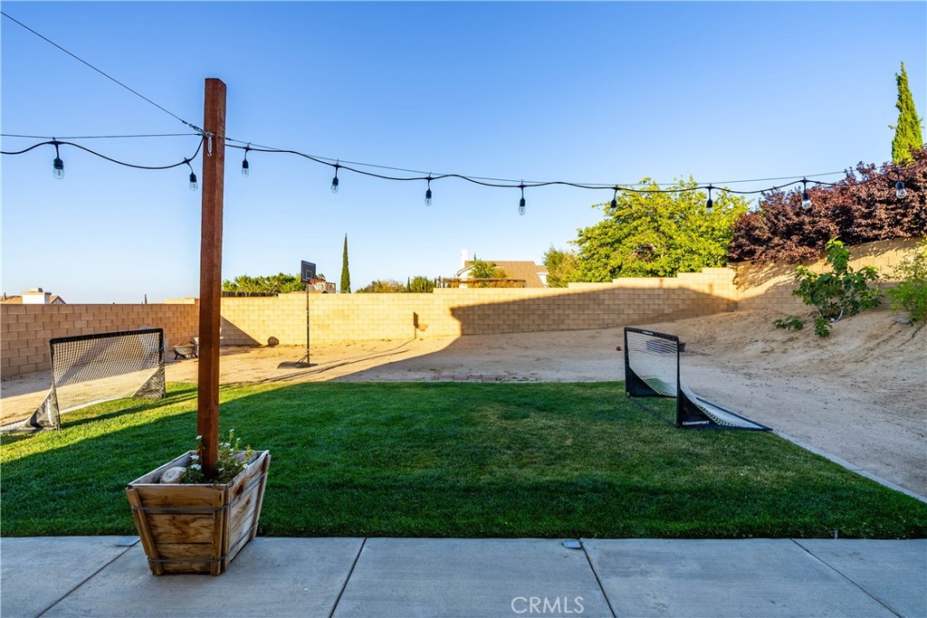 https://media.crmls.org/medias/c05d2b1e-096b-4fce-8b4a-b3f9dadceea9.jpg?preset=X-Large