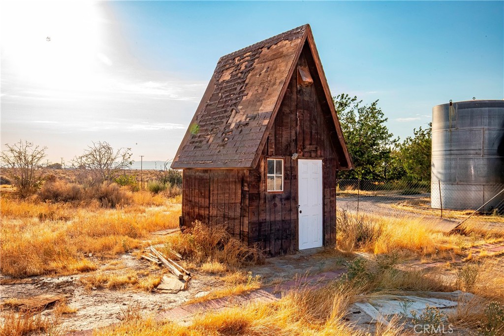https://media.crmls.org/medias/c0628007-f7c8-4fa8-b18d-0d35dee9ee08.jpg?preset=X-Large