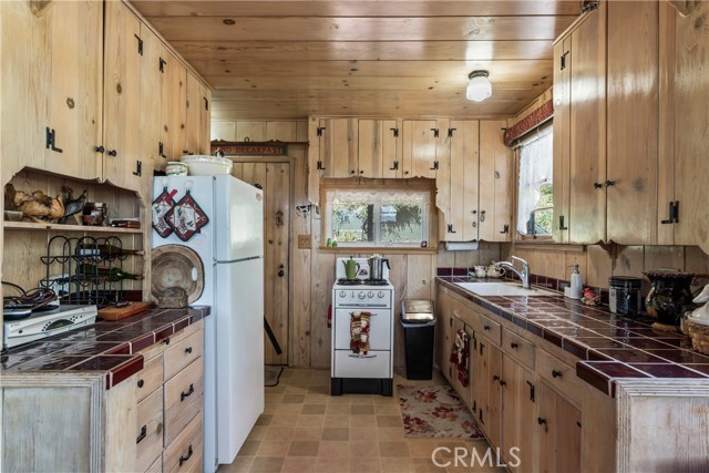 Detail Gallery Image 7 of 31 For 28810 Cedar Dr, Lake Arrowhead,  CA 92352 - 3 Beds | 2 Baths