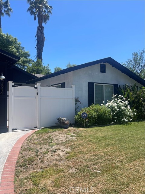 7844 Nevada Avenue, Canoga Park CA: https://media.crmls.org/medias/c062fb1a-64c1-438e-8c48-a130afbcc0e9.jpg