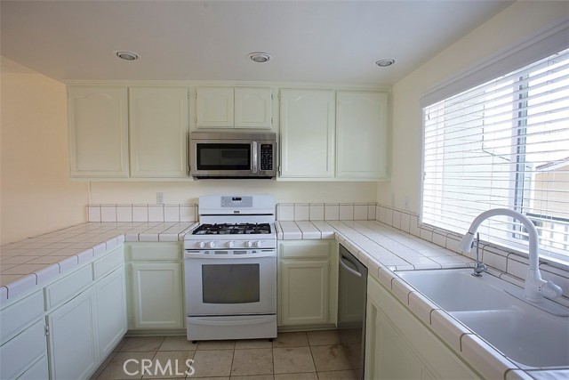 Detail Gallery Image 13 of 17 For 1420 12th St #3,  Manhattan Beach,  CA 90266 - 3 Beds | 2/1 Baths