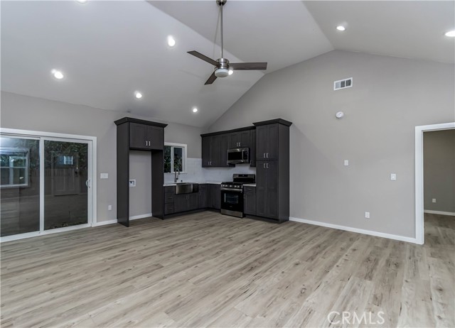 Detail Gallery Image 5 of 22 For 13940 Brightwell Ave, Paramount,  CA 90723 - 2 Beds | 2 Baths