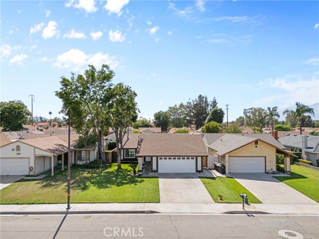 815 Pepperwood Street, Colton CA: https://media.crmls.org/medias/c0678930-02e8-485e-8d78-05c7a61e8b58.jpg