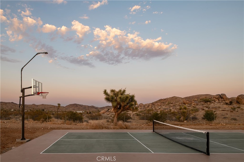 https://media.crmls.org/medias/c06833fe-5729-48ef-abe3-140304f8eb9f.jpg?preset=X-Large