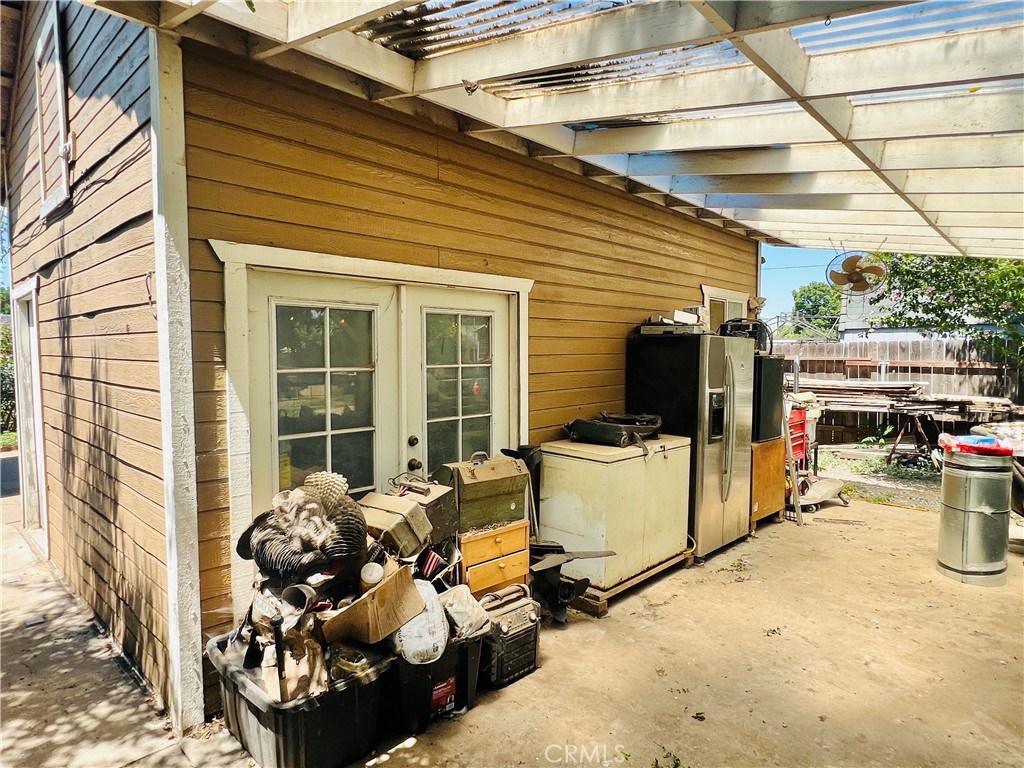 https://media.crmls.org/medias/c06ad3ca-da1a-486e-87b5-adb36aa74181.jpg?preset=X-Large
