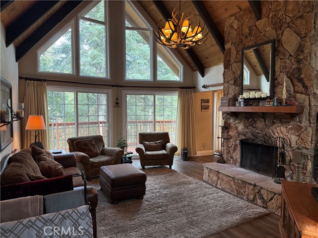 Detail Gallery Image 4 of 7 For 27334 Pinewood Dr, Lake Arrowhead,  CA 92352 - 3 Beds | 2 Baths