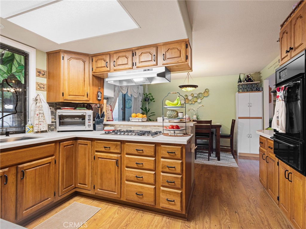 https://media.crmls.org/medias/c06dd959-5d71-4c6c-aa15-0f8d6242aba4.jpg?preset=X-Large