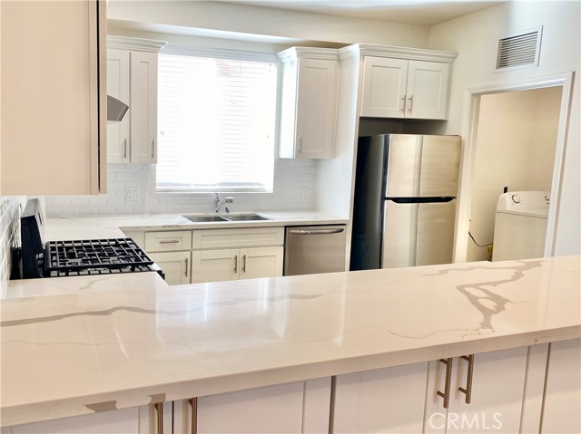 Detail Gallery Image 8 of 37 For 7327 Kester Ave #4,  Van Nuys,  CA 91405 - 4 Beds | 3/1 Baths