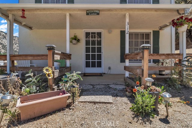 312 Border Street, Frazier Park CA: https://media.crmls.org/medias/c07565c5-a6a1-4547-93a9-4debadd8cba8.jpg