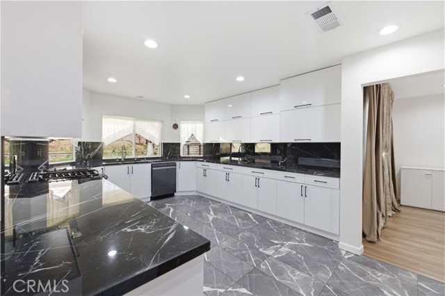 Detail Gallery Image 6 of 19 For 41201 Laidlaw Ln, Palmdale,  CA 93551 - 3 Beds | 2 Baths