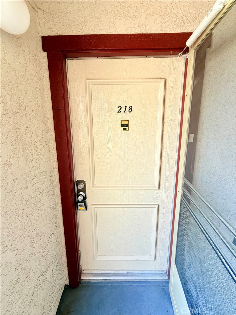 https://media.crmls.org/medias/c0773af1-8f00-44bb-a67e-564d834122a3.jpg?preset=X-Large