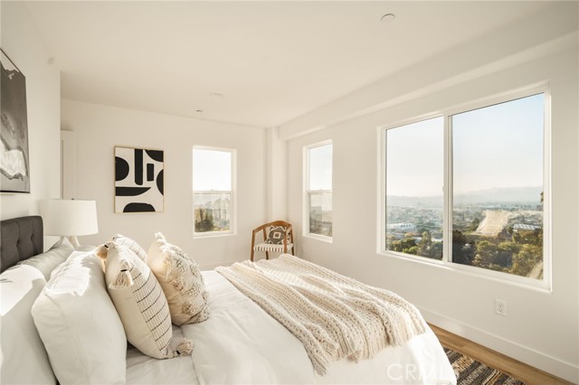 Detail Gallery Image 21 of 32 For 2397 Yorkshire Dr, Los Angeles,  CA 90065 - 3 Beds | 2/1 Baths