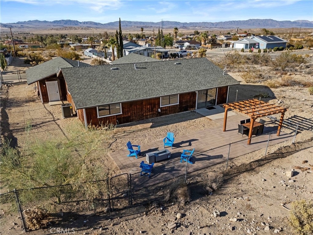 https://media.crmls.org/medias/c07c48e0-2c4a-4f24-8e29-e6b8cd417bb0.jpg?preset=X-Large