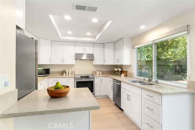 17 Silver Crescent, Irvine CA: https://media.crmls.org/medias/c07d9edc-ce1c-40ce-8a7e-1798597925b0.jpg