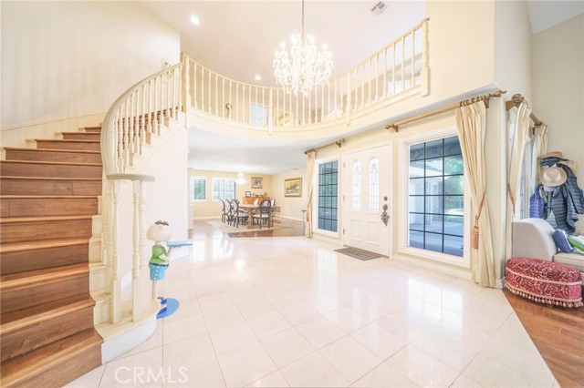 Detail Gallery Image 4 of 32 For 18741 Hillsboro Rd, Northridge,  CA 91326 - 5 Beds | 6/1 Baths