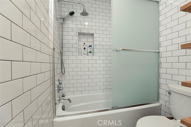 11911 Magnolia Boulevard, Valley Village CA: https://media.crmls.org/medias/c082a3ca-55e3-4252-a61d-946f7d97c599.jpg