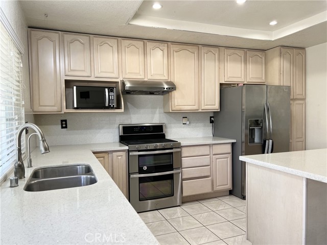 Detail Gallery Image 9 of 31 For 215 E La Verne Ave, Pomona,  CA 91767 - 4 Beds | 2 Baths