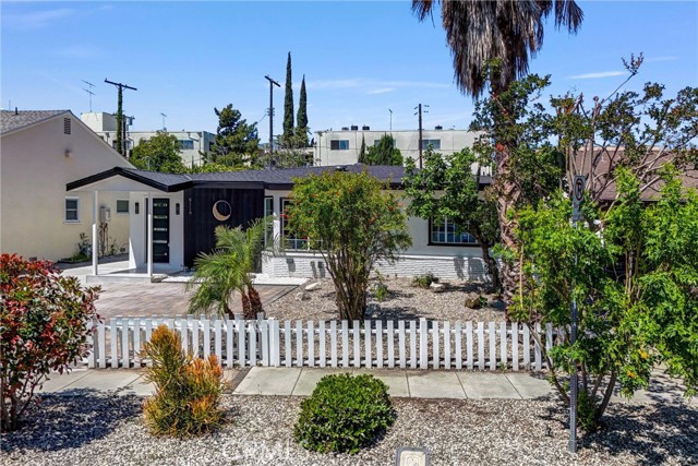 Detail Gallery Image 1 of 33 For 6119 Longridge Ave, Valley Glen,  CA 91401 - 3 Beds | 3 Baths