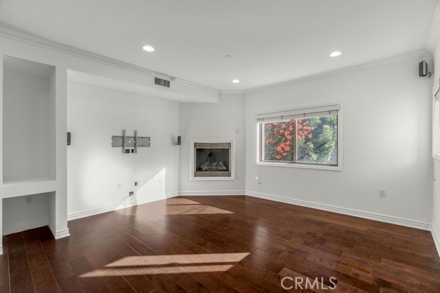 Detail Gallery Image 2 of 61 For 11504 Moorpark St #103,  Studio City,  CA 91602 - 3 Beds | 2/1 Baths