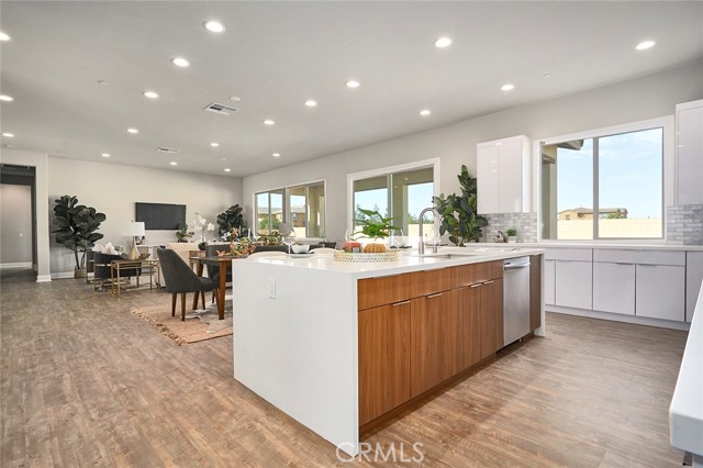 Detail Gallery Image 8 of 34 For 19372 Earth Summit, Apple Valley,  CA 92308 - 6 Beds | 4/1 Baths