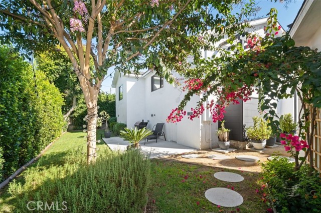 2329 Vineyard Avenue, Los Angeles CA: https://media.crmls.org/medias/c08b9272-ea8e-4158-b092-ac847d3222a8.jpg