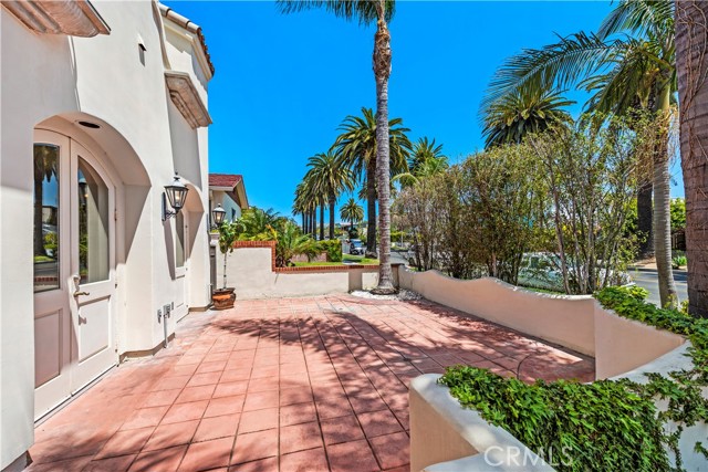 703 Marguerite Avenue, Corona del Mar CA: https://media.crmls.org/medias/c08e89a7-bf0c-4b2d-9f54-3d5ddb8f671d.jpg