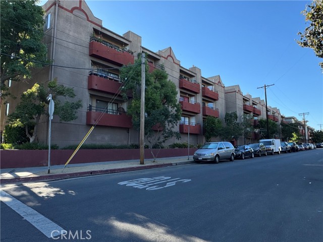 Detail Gallery Image 1 of 27 For 4717 Ben Ave #210,  Valley Village,  CA 91607 - 2 Beds | 2 Baths