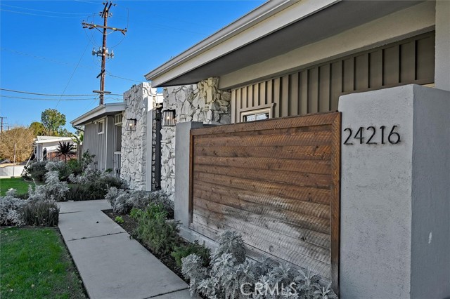Detail Gallery Image 4 of 66 For 24216 Calvert St, Woodland Hills,  CA 91367 - 5 Beds | 3/1 Baths