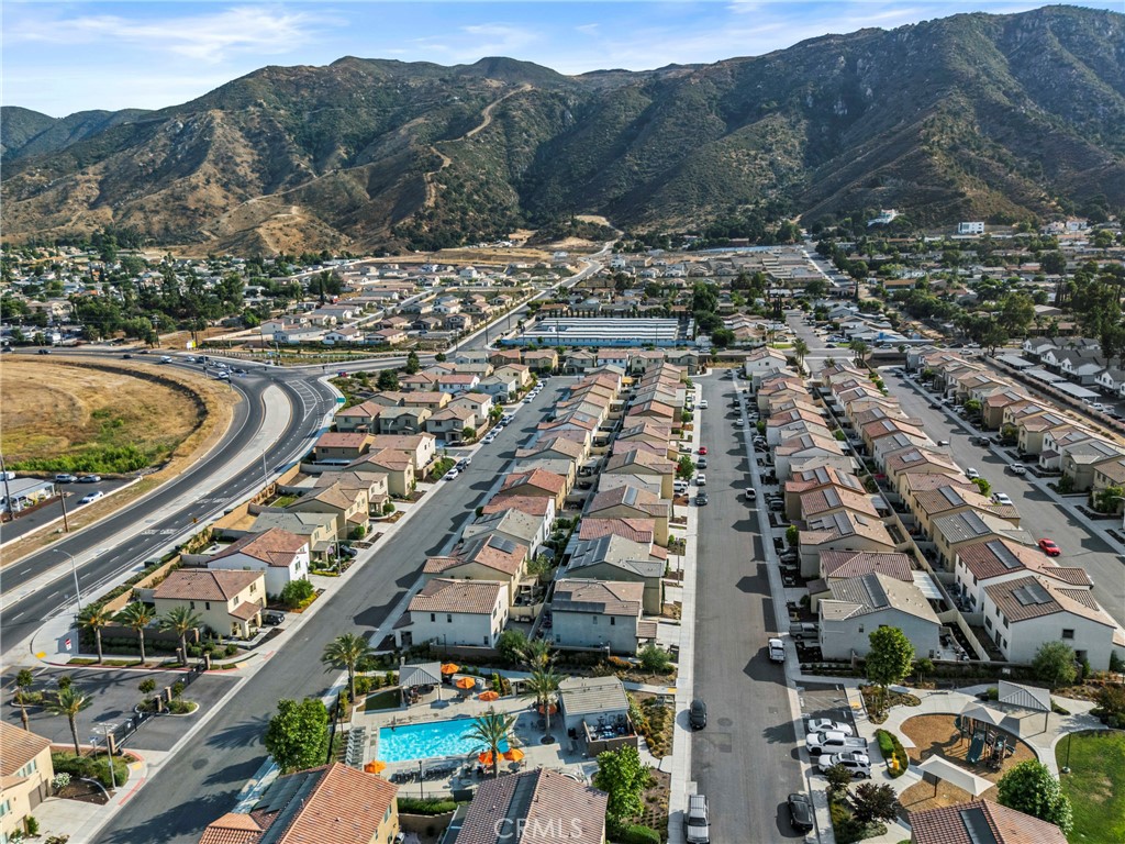 https://media.crmls.org/medias/c08f5566-dc31-4140-a4d5-9e6eadf9002d.jpg?preset=X-Large