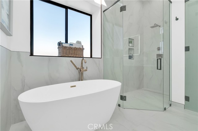 Primary Bathroom Ensuite - Tub/Shower