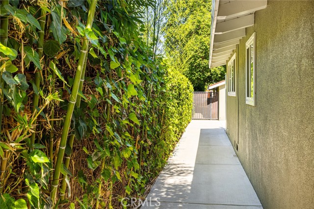 8841 White Oak Avenue, Sherwood Forest CA: https://media.crmls.org/medias/c09105ce-0686-445c-a795-9a314bd8ee5d.jpg