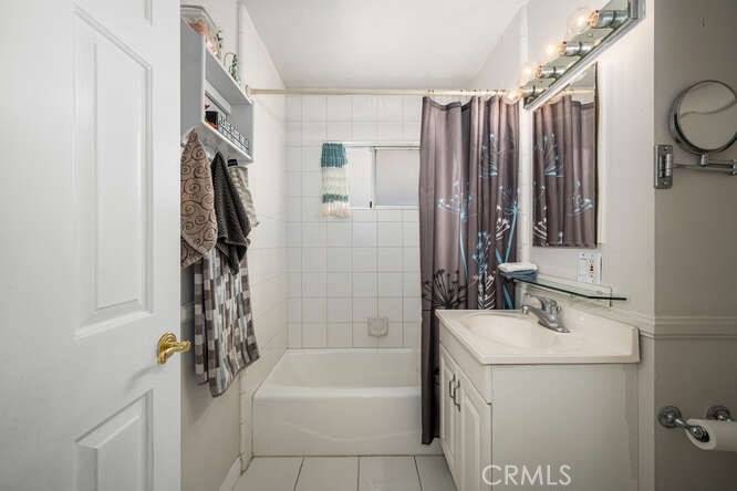 https://media.crmls.org/medias/c0911371-8f74-472a-a3bb-c38800902e67.jpg?preset=X-Large