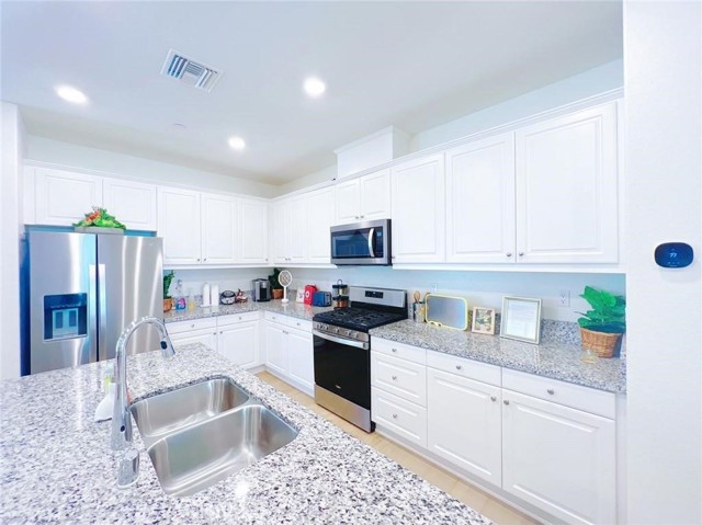 Detail Gallery Image 6 of 36 For 3410 E Foxglove Way, Ontario,  CA 91761 - 4 Beds | 2 Baths