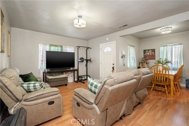 Detail Gallery Image 13 of 26 For 11936 Neenach, Sun Valley,  CA 91352 - 6 Beds | 3 Baths