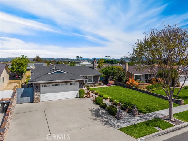 17381 Yorkshire Avenue, Yorba Linda CA: https://media.crmls.org/medias/c093ba21-0b2f-43cf-8892-5b0e038320ae.jpg